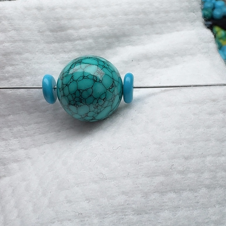 北***…尺寸：22左右绿水草纹圆珠一颗，10/3➕蓝隔片2颗