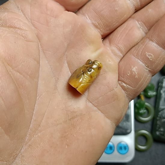 和田玉未镶嵌车挂