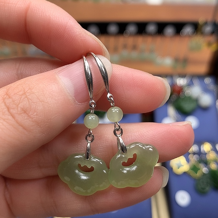 和田玉银S925镶嵌耳饰如意锁晴水色