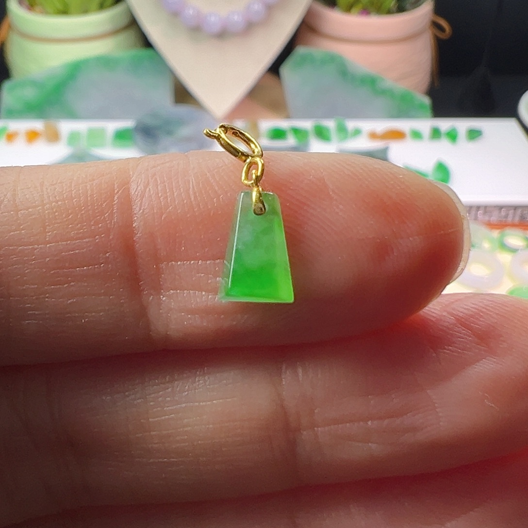 翡翠18K金镶嵌颈饰翡翠冰绿小滴溜