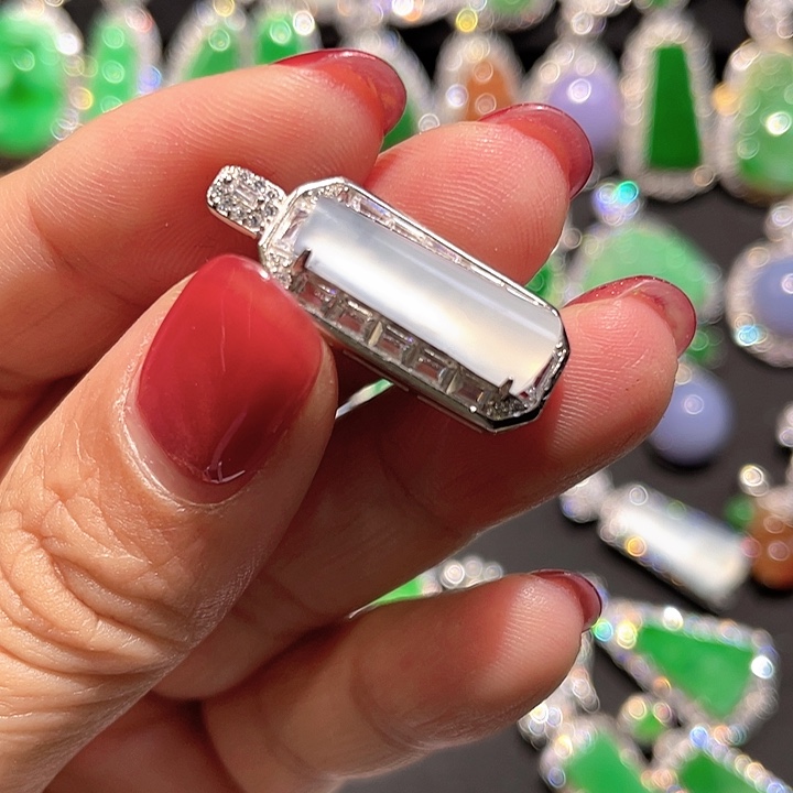 L***y翡翠银S925镶嵌颈饰