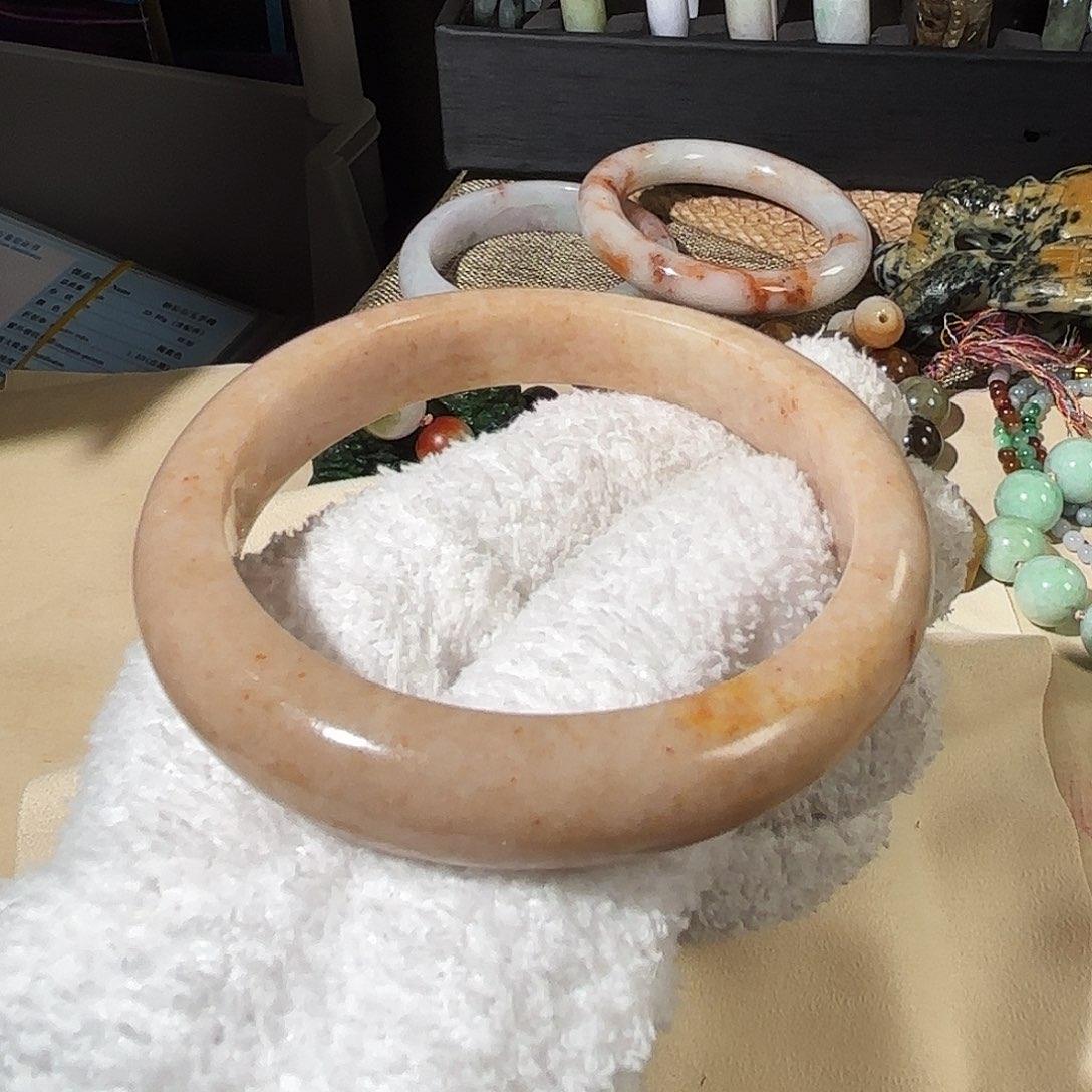 翡翠未镶嵌颈饰59.2，少见的杏棕粉