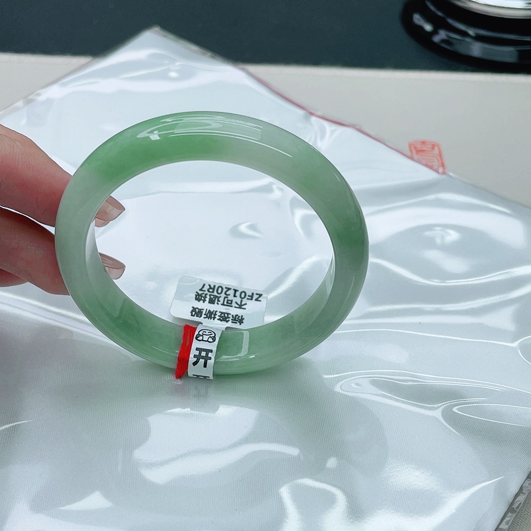 翡翠手镯未镶嵌正55