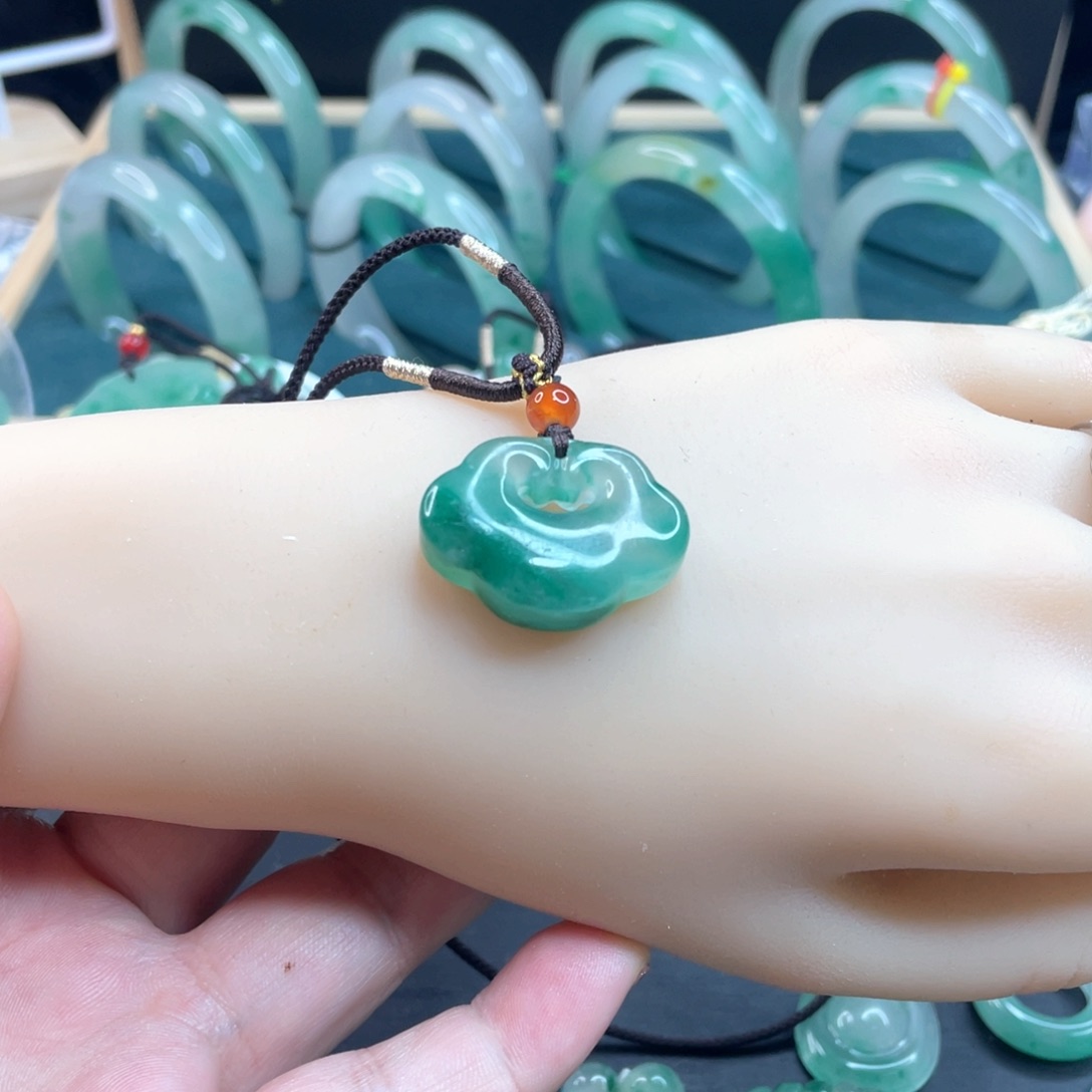 蝉***石英质玉未镶嵌颈饰