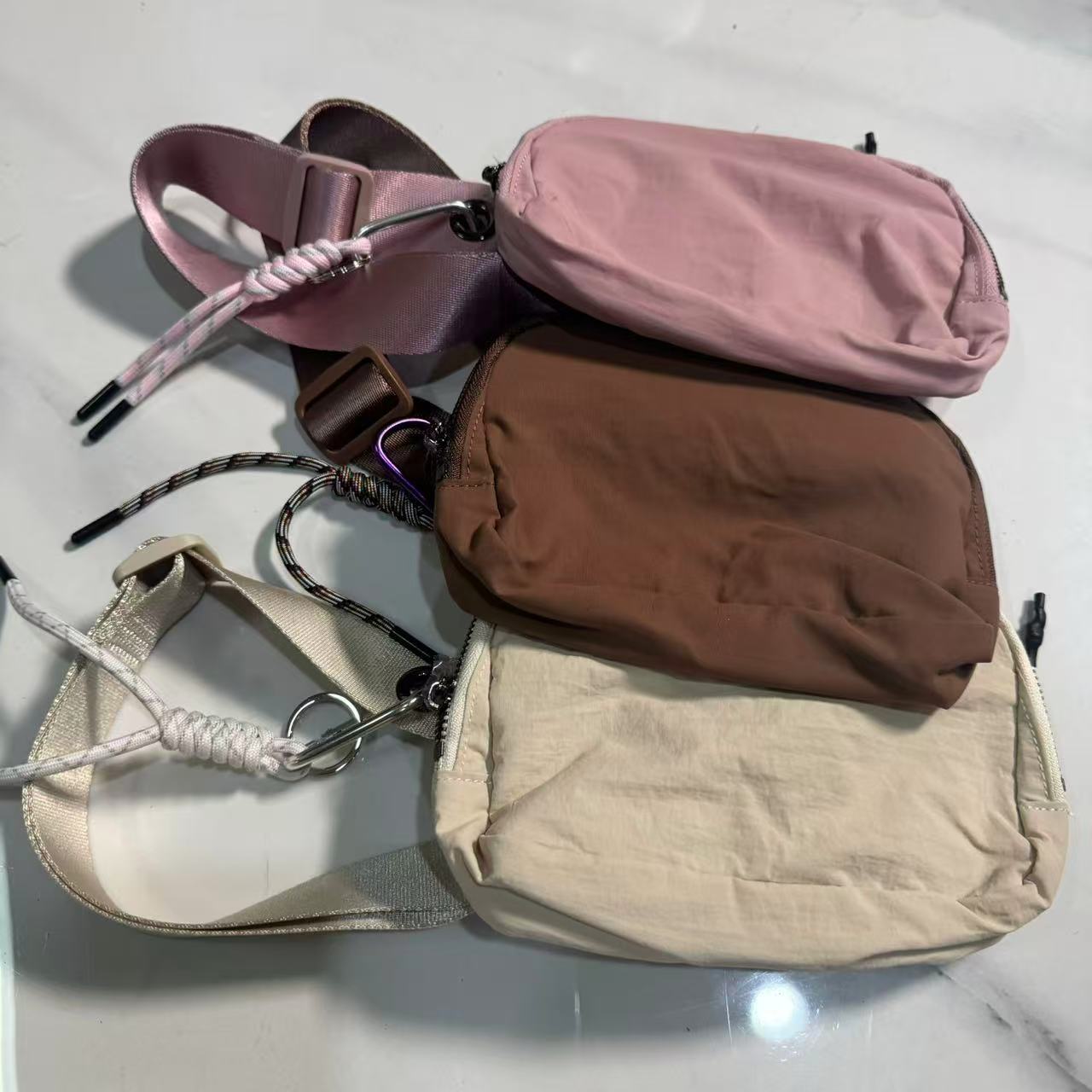 准新品  外单简约百搭时尚休闲街头轻便手机小包斜挎包胸包