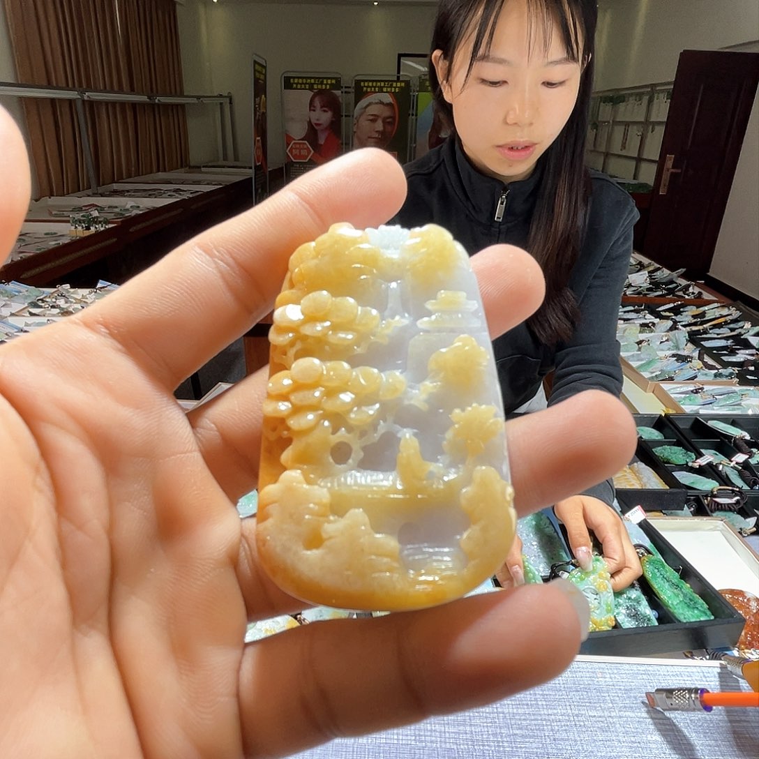 翡翠未镶嵌颈饰一