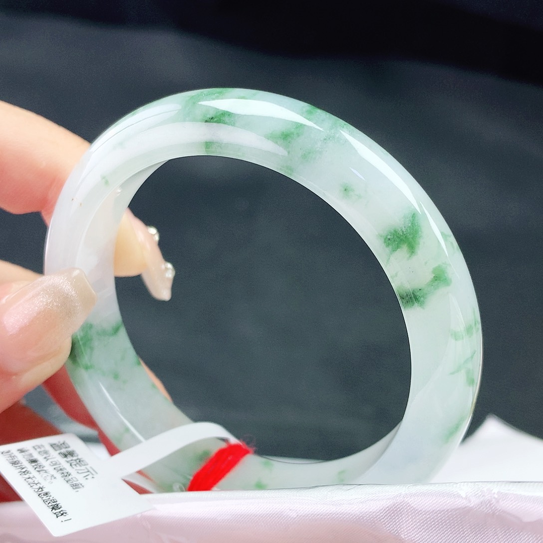 翡翠手镯未镶嵌54圈