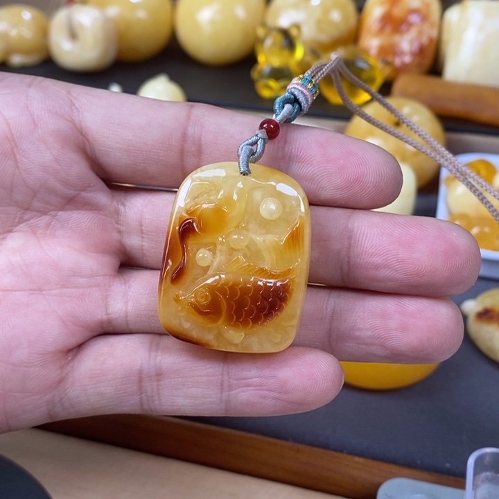 琥珀裸石未镶嵌鱼