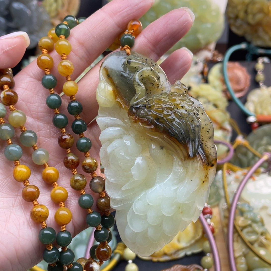 蛇纹石玉颈饰未镶嵌