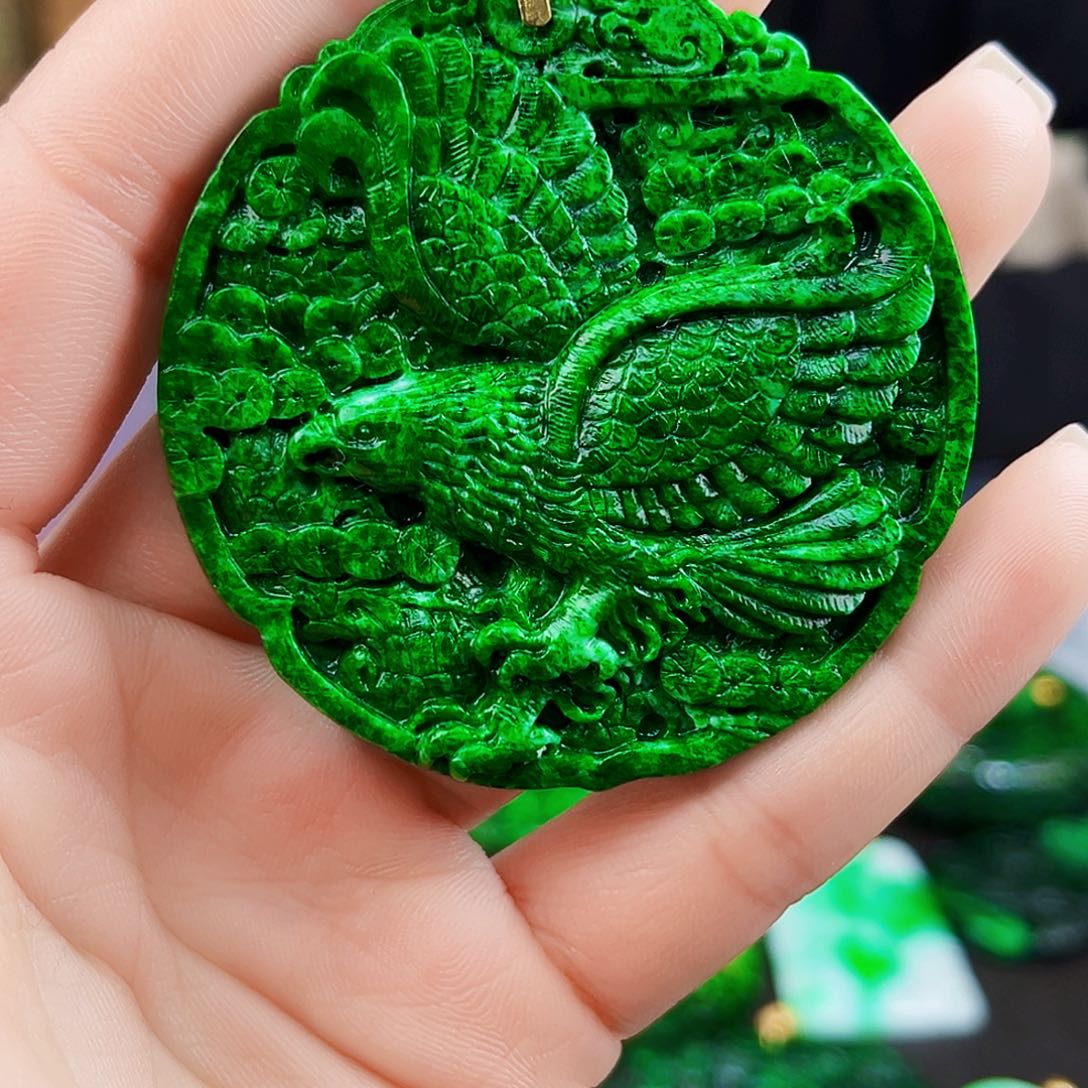 颈饰18K金镶嵌翡翠多样性