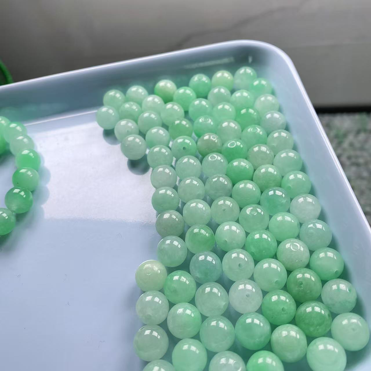 卡10mm 天然缅料A货翡翠 浅绿 多样性发一颗