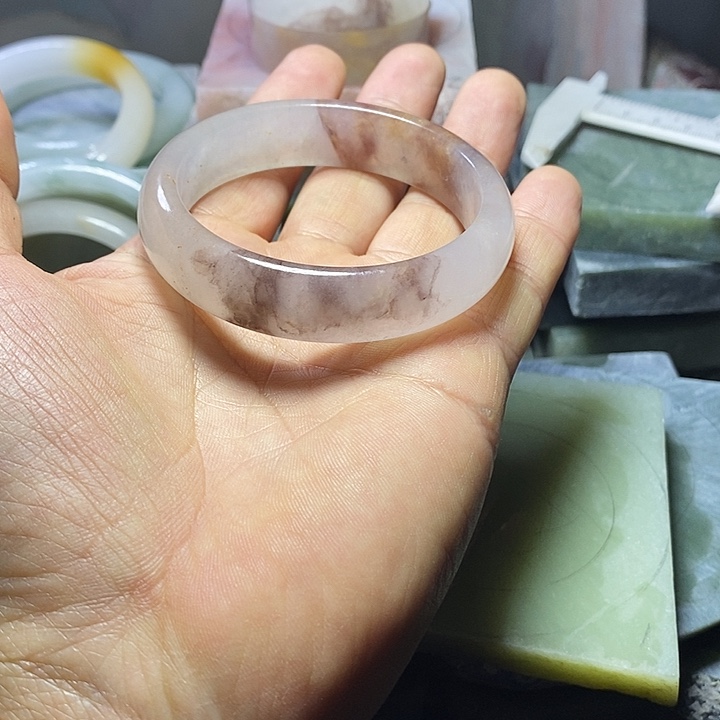 冷***漠石英质玉未镶嵌手镯