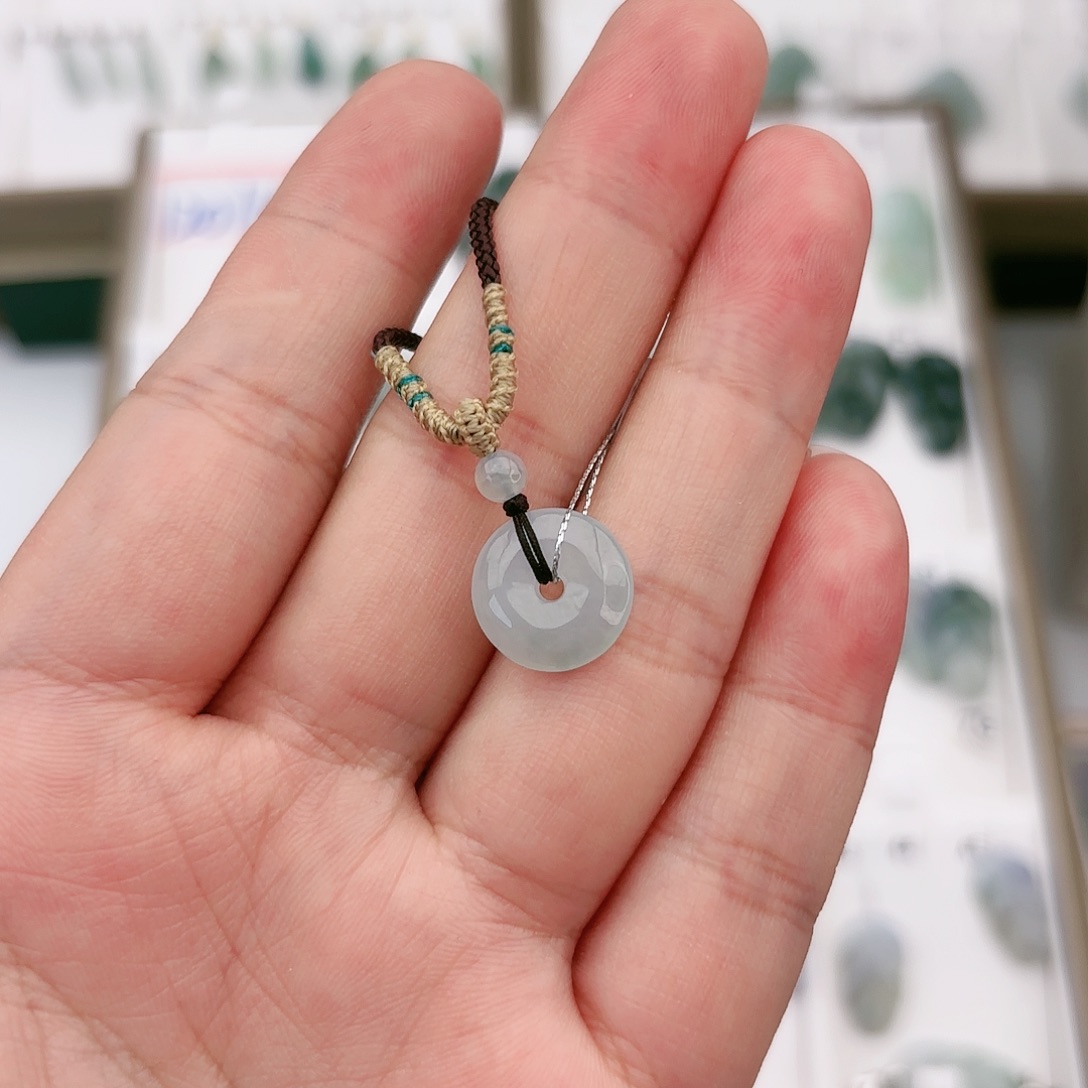 翡翠颈饰未镶嵌平安扣