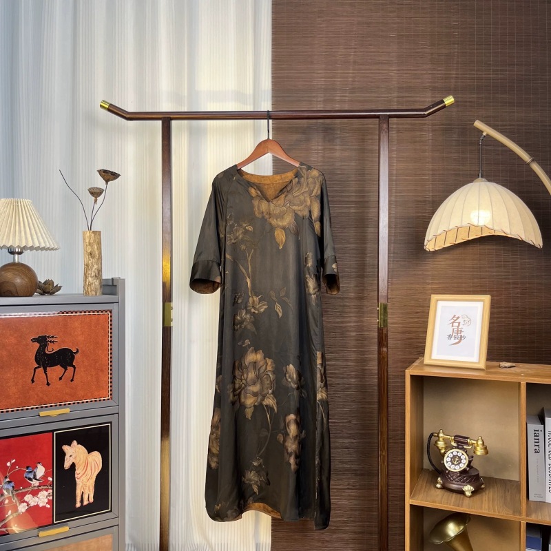 1662【墨棠曳-香云纱连衣裙】 油缎v领老料连衣裙