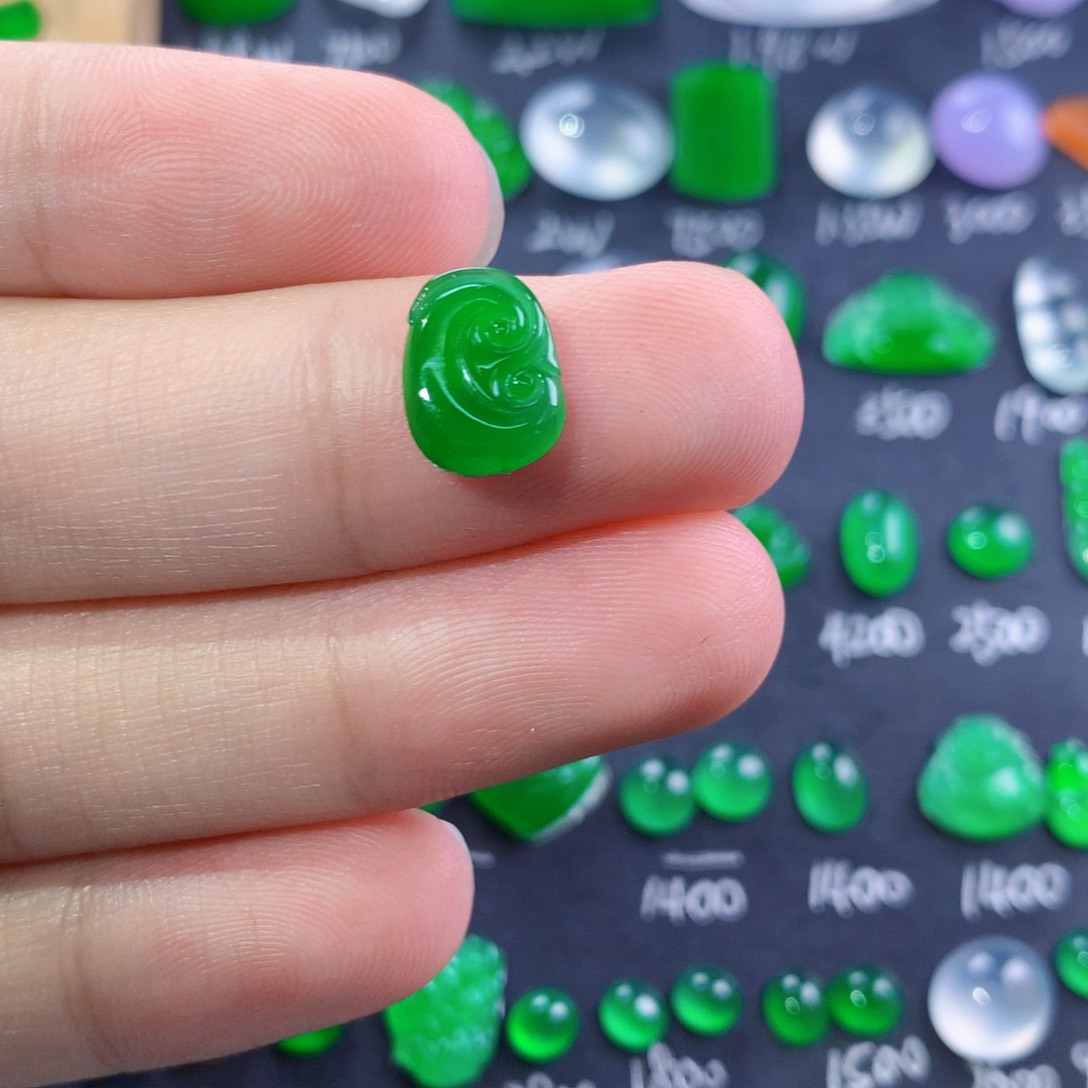 翡翠未镶嵌颈饰如意