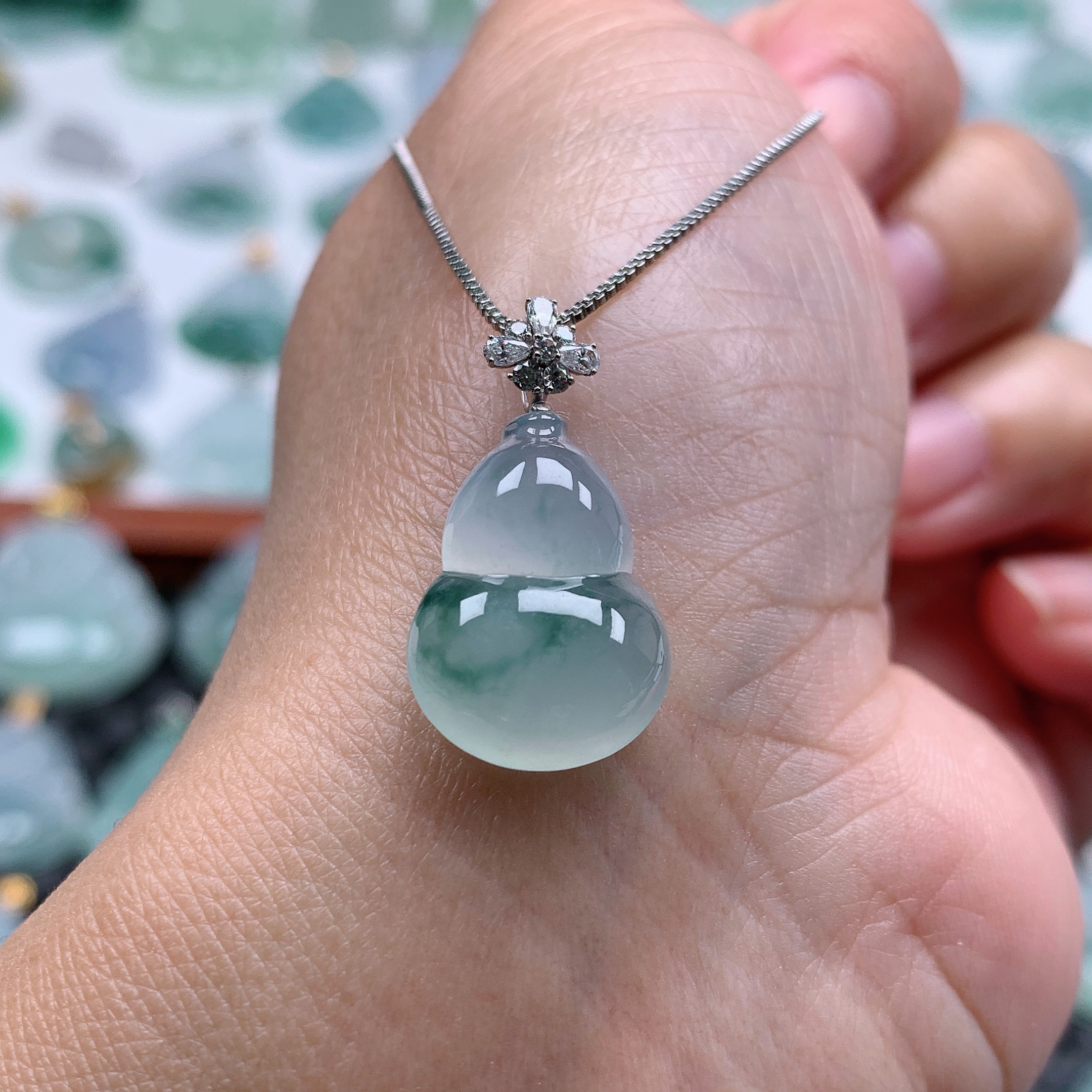 翡翠A货 18k金扣头冰种冰飘花一刀切小葫芦吊坠 尺寸17.8×13×6.0