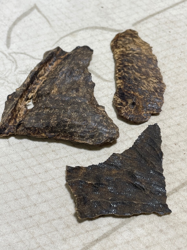 沉香包头3个5.58克，早期下树老料，黑油干净，清香带甜。