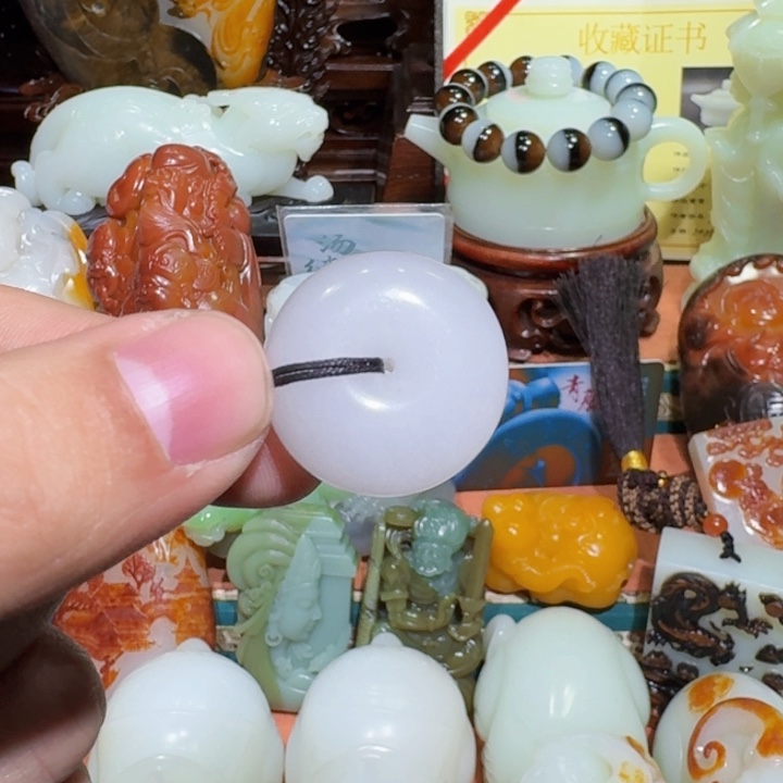 闯***者透闪石质玉未镶嵌挂件