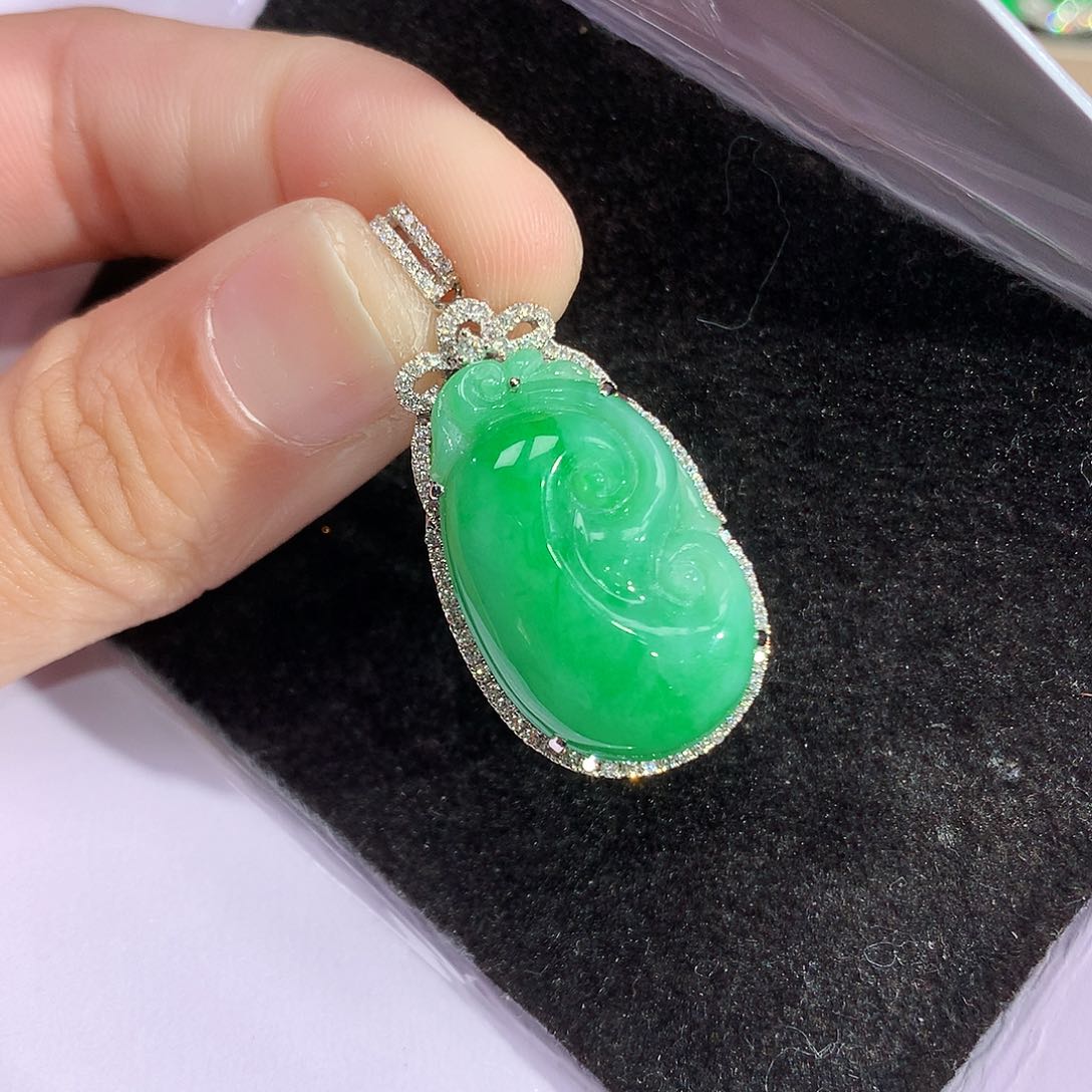 翡翠吊坠(赠链)18K金镶嵌