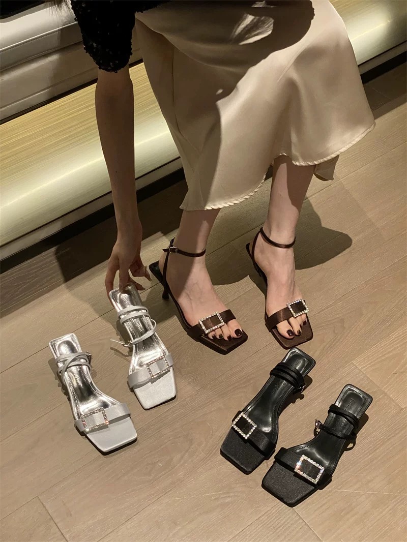 【哈哈女鞋 默认微瑕】2025夏季缠绕方钻扣设计凉鞋 2230-2