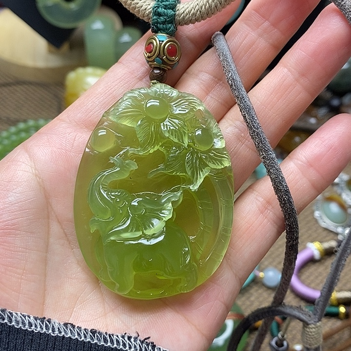 蛇纹石玉未镶嵌颈饰