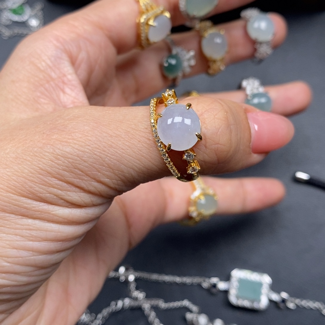 翡翠颈饰未镶嵌雨*?翡翠