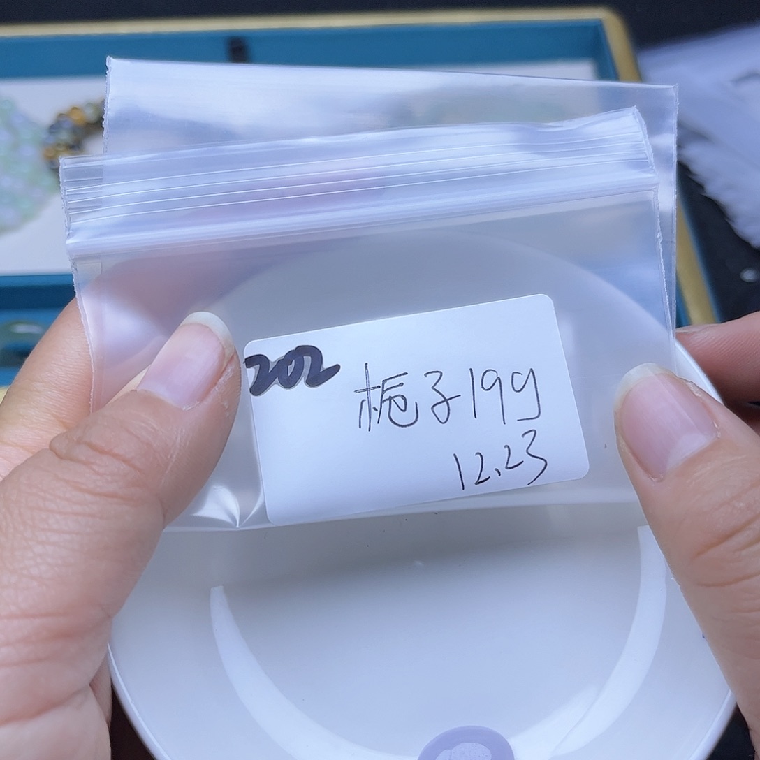 栀***开翡翠未镶嵌颈饰不退