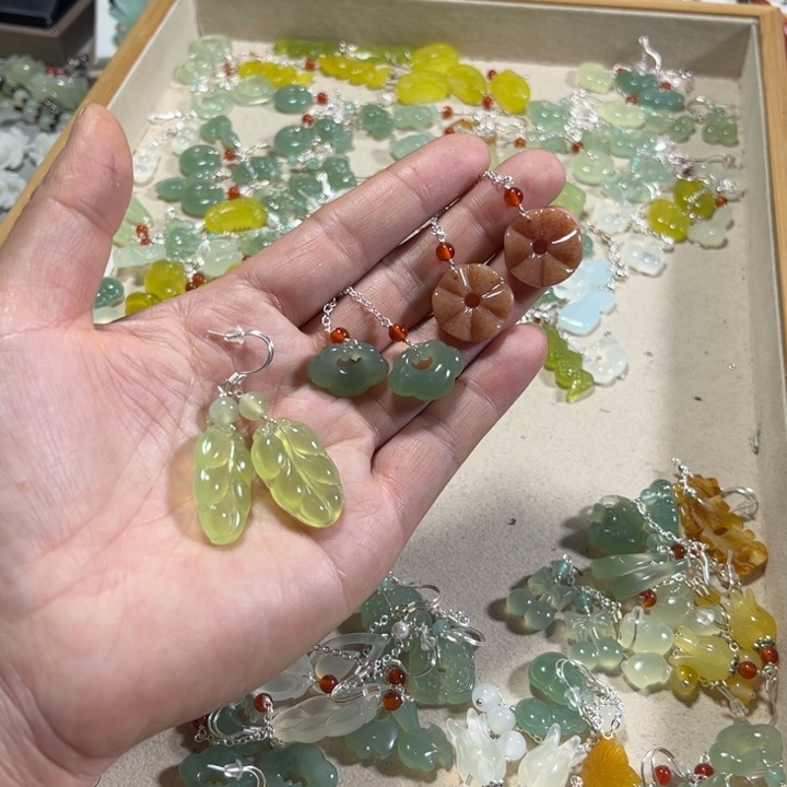 蛇纹石玉耳饰未镶嵌