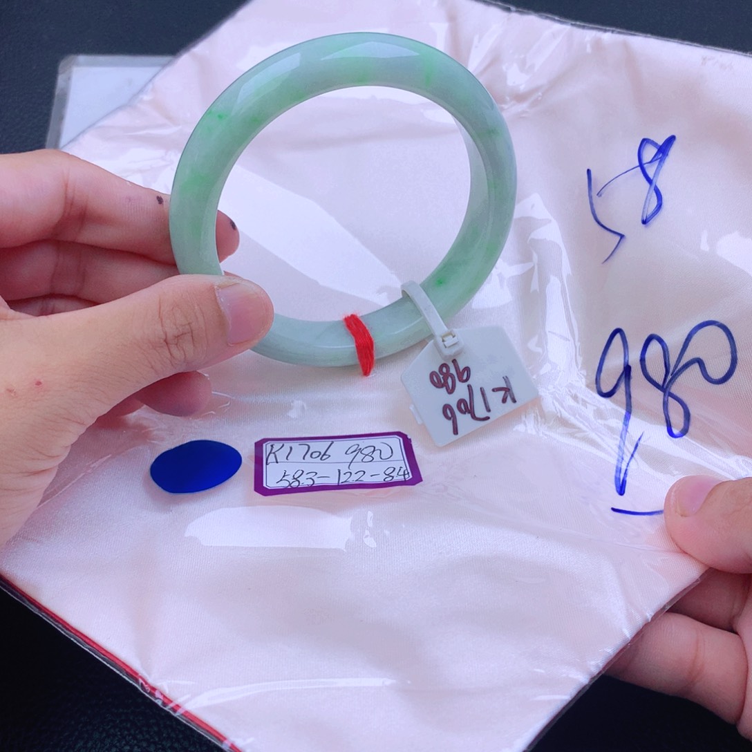 翡翠手镯未镶嵌翡翠