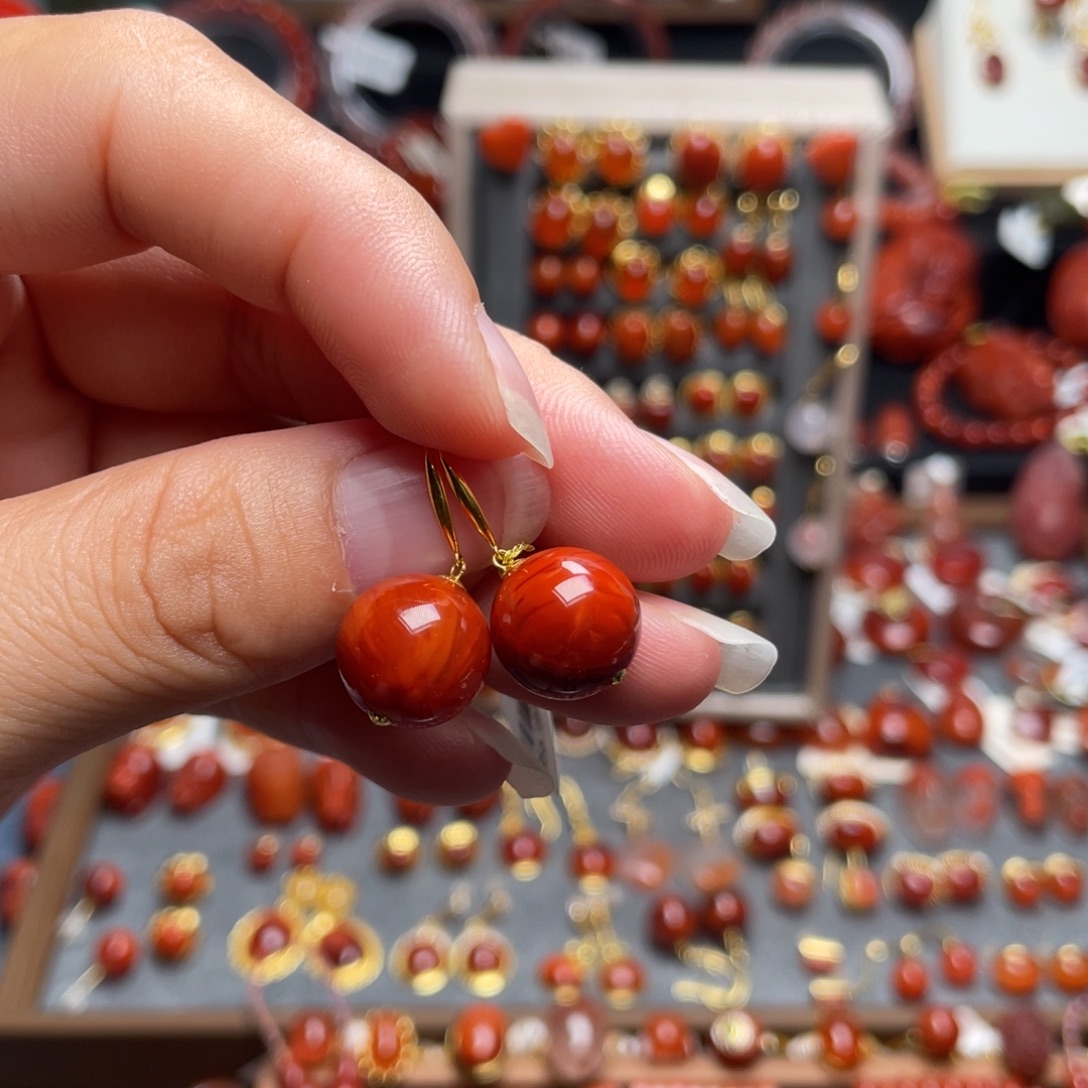 南红玛瑙18K金镶嵌圆珠耳钩