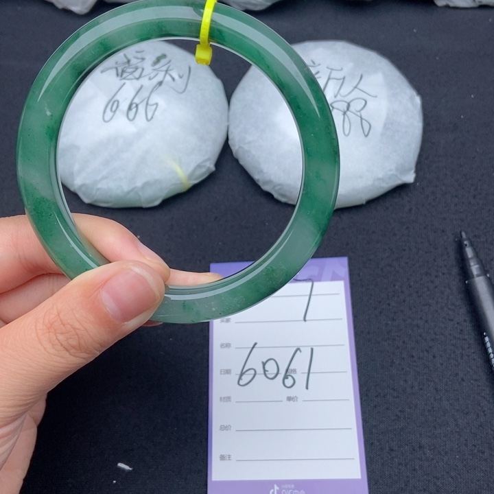 石英质玉（非洲翠）手镯未镶嵌7