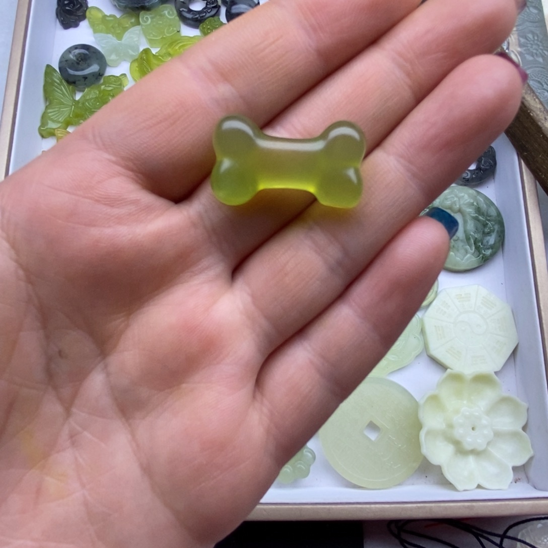 蛇纹石玉未镶嵌颈饰