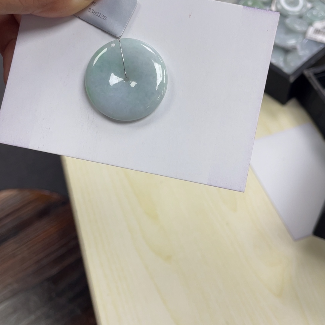 翡翠颈饰未镶嵌平安扣