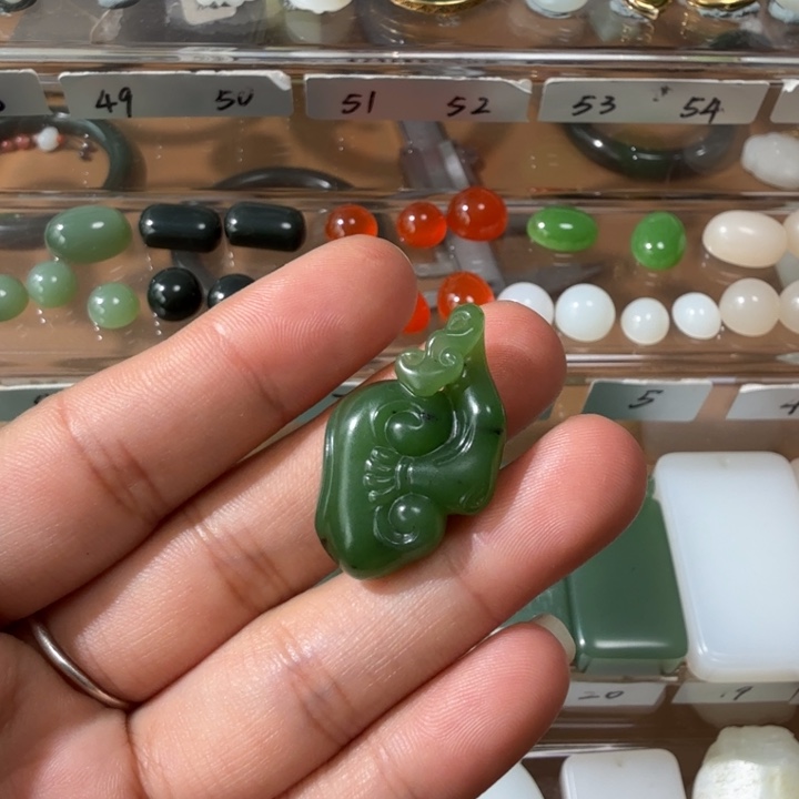 和田玉未镶嵌颈饰正宗俄碧七号矿菠菜绿如意略带黑点（活动价）