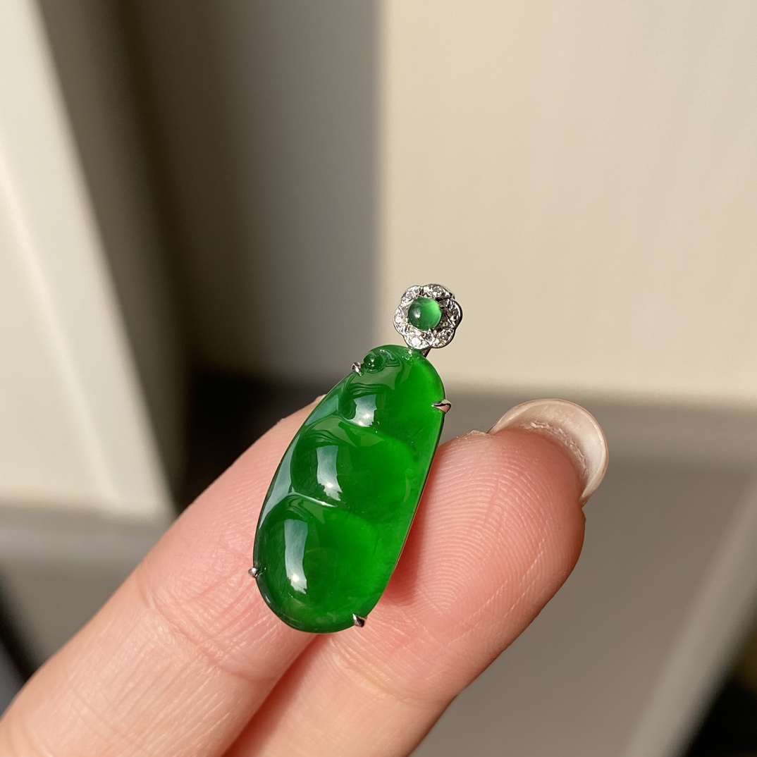 18K真金真钻镶嵌高冰种满绿颈饰天然A货翡翠豆子吊坠YXN24122801
