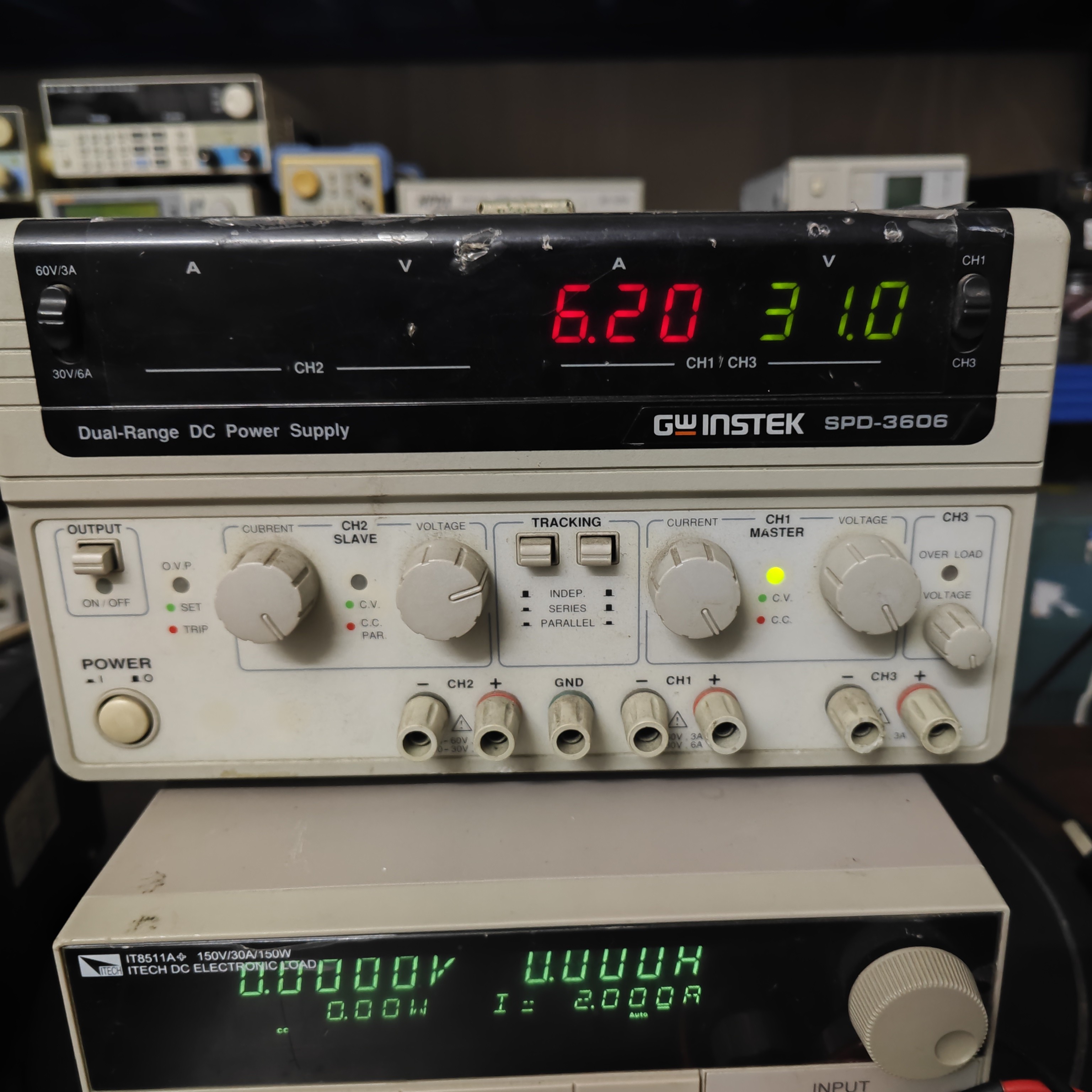 三路独立输出双范围线性可调直流稳压电源（故障机）
