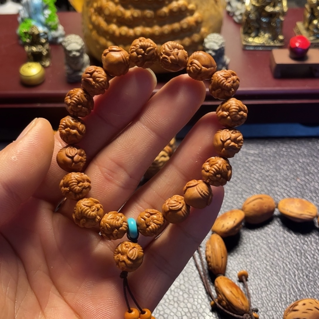 龙纹桃核雕刻大象