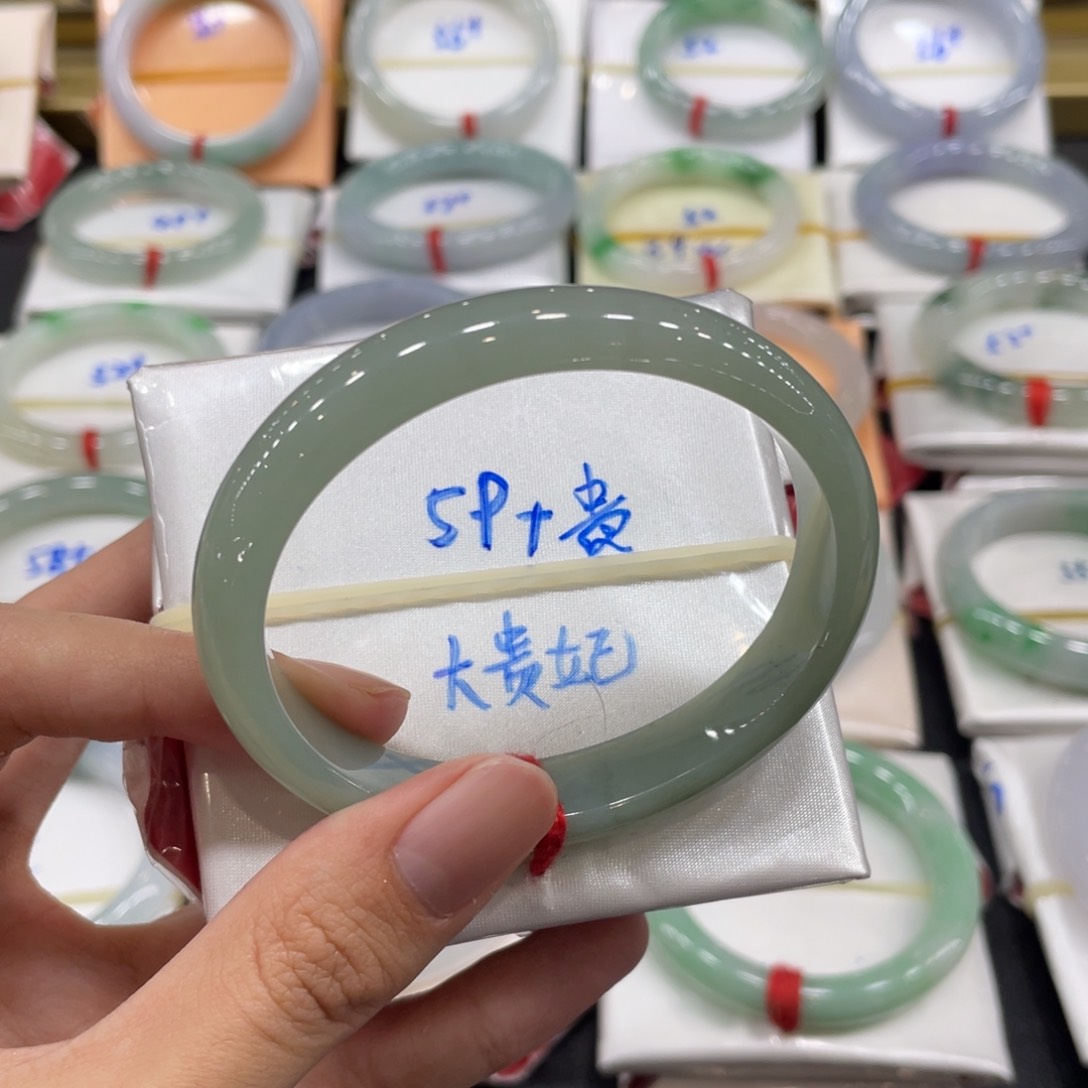 翡翠手镯未镶嵌翡翠手镯