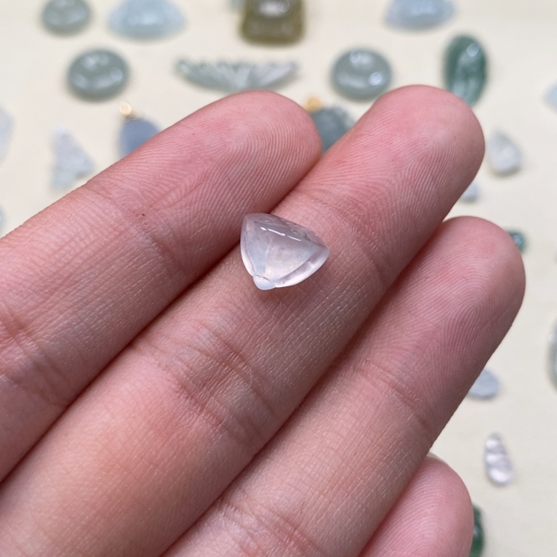 翡翠未镶嵌颈饰莲蓬