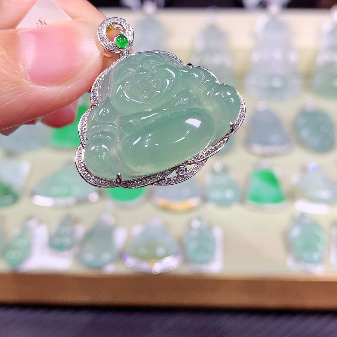 翡翠18K金镶嵌颈饰佛公