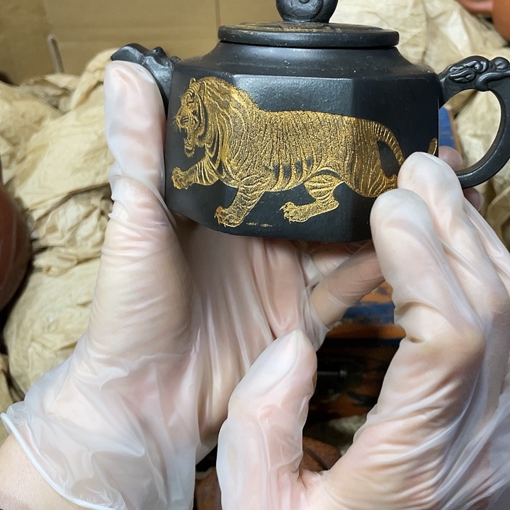 紫砂茶壶矿泥料，手工制作的一把紫砂壶。