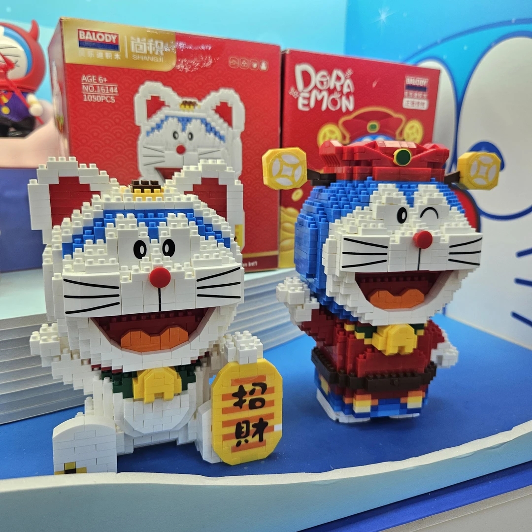 正版哆啦A梦机器猫招财站姿财神拼装微颗粒积木玩具摆件