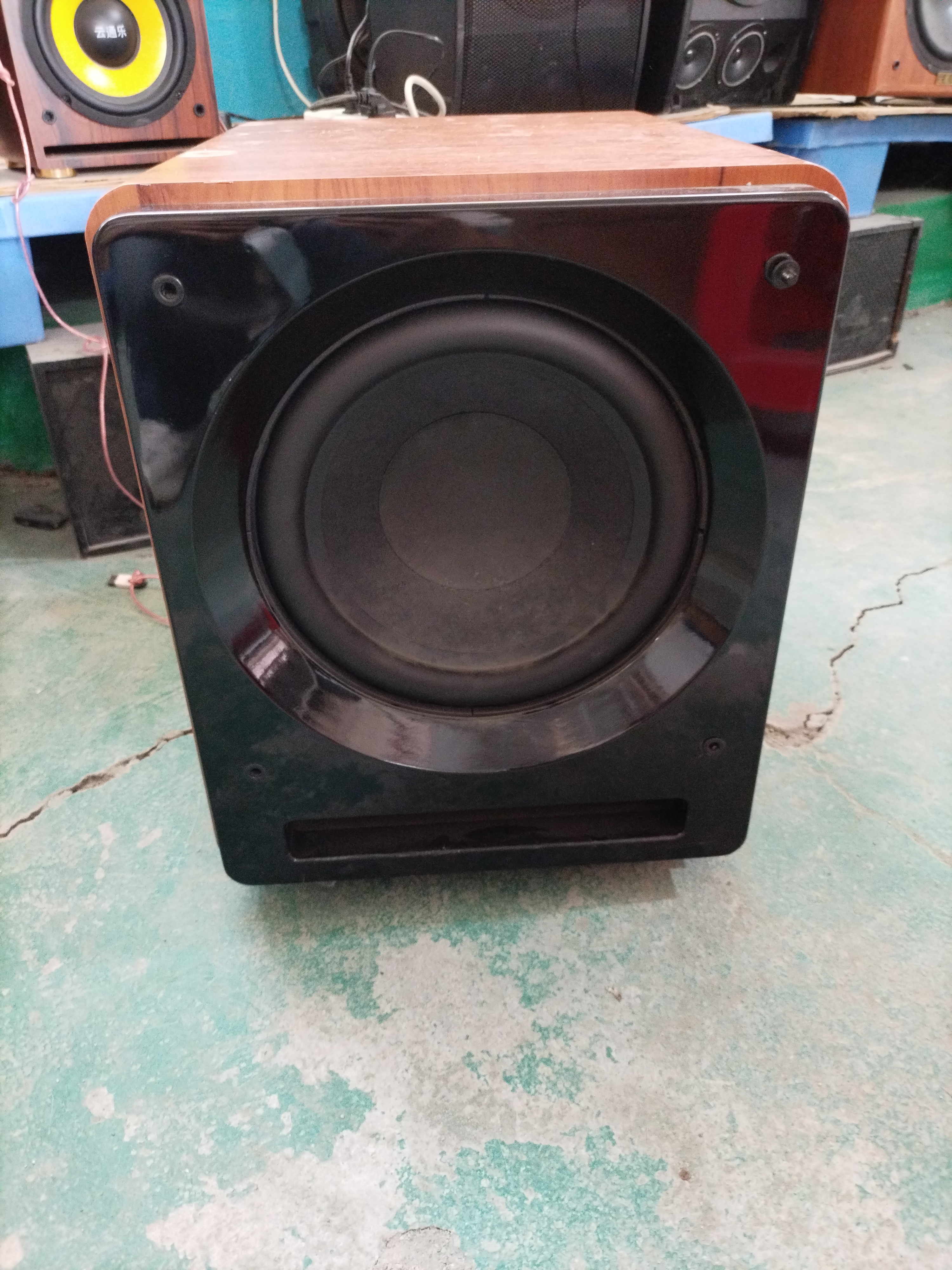 准新品  10寸有源低音炮一个，要有音频输出口才能使用，单独不能用