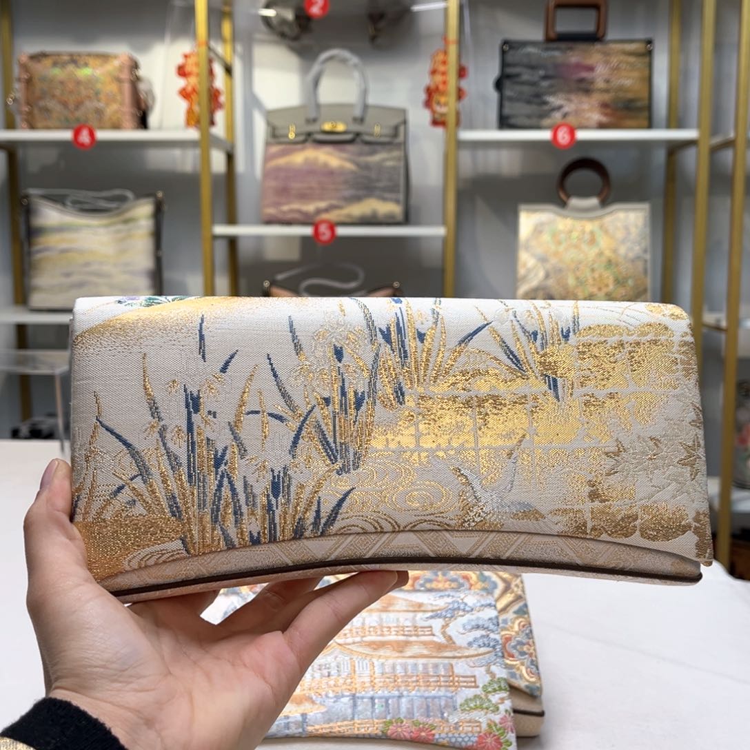 织绣格**格高定风雨中的花朵，倔强又美丽。