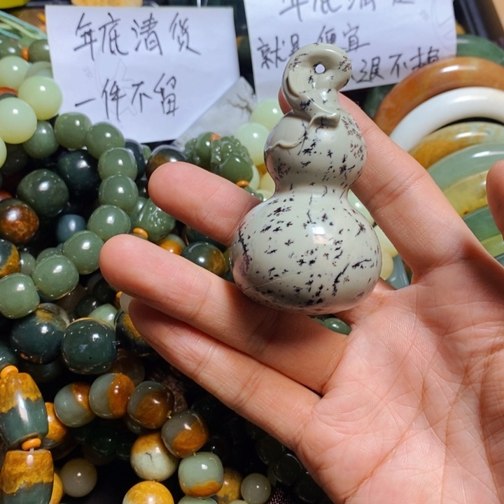 蛇纹石玉颈饰未镶嵌