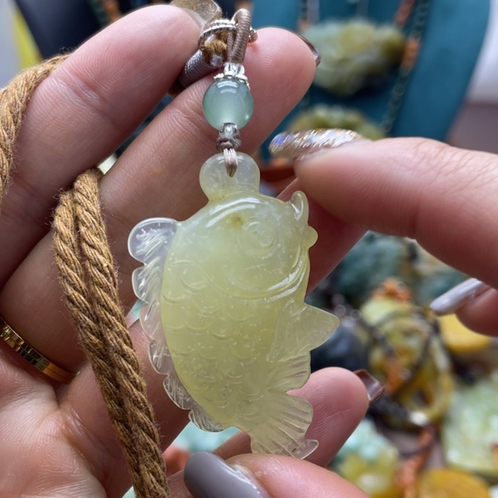 蛇纹石玉未镶嵌颈饰