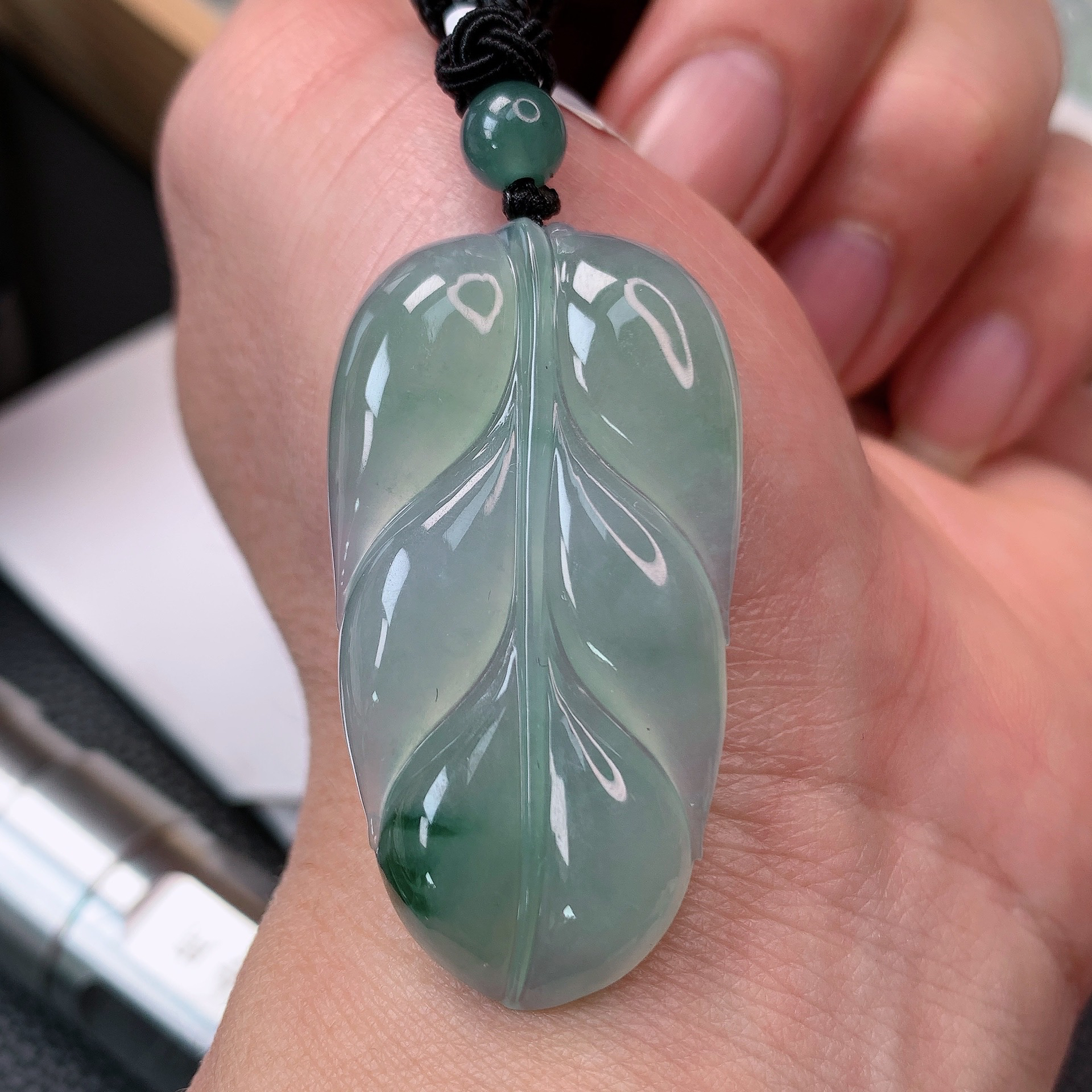 缅甸天然A货翡翠冰种飘绿叶子吊坠43.9×23.8×5.5mm