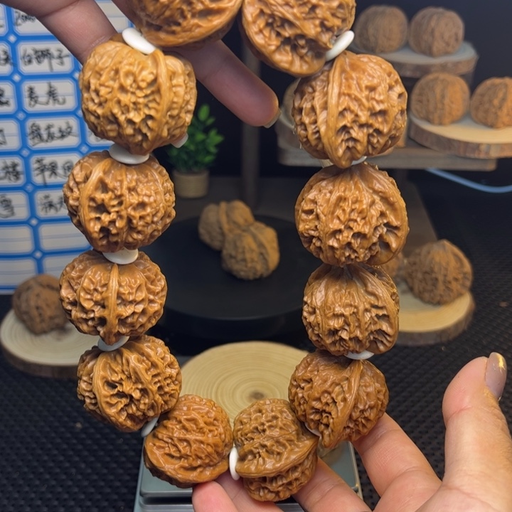 文玩核桃把件宫灯大手持尺寸每颗38左右！已打底，山地果