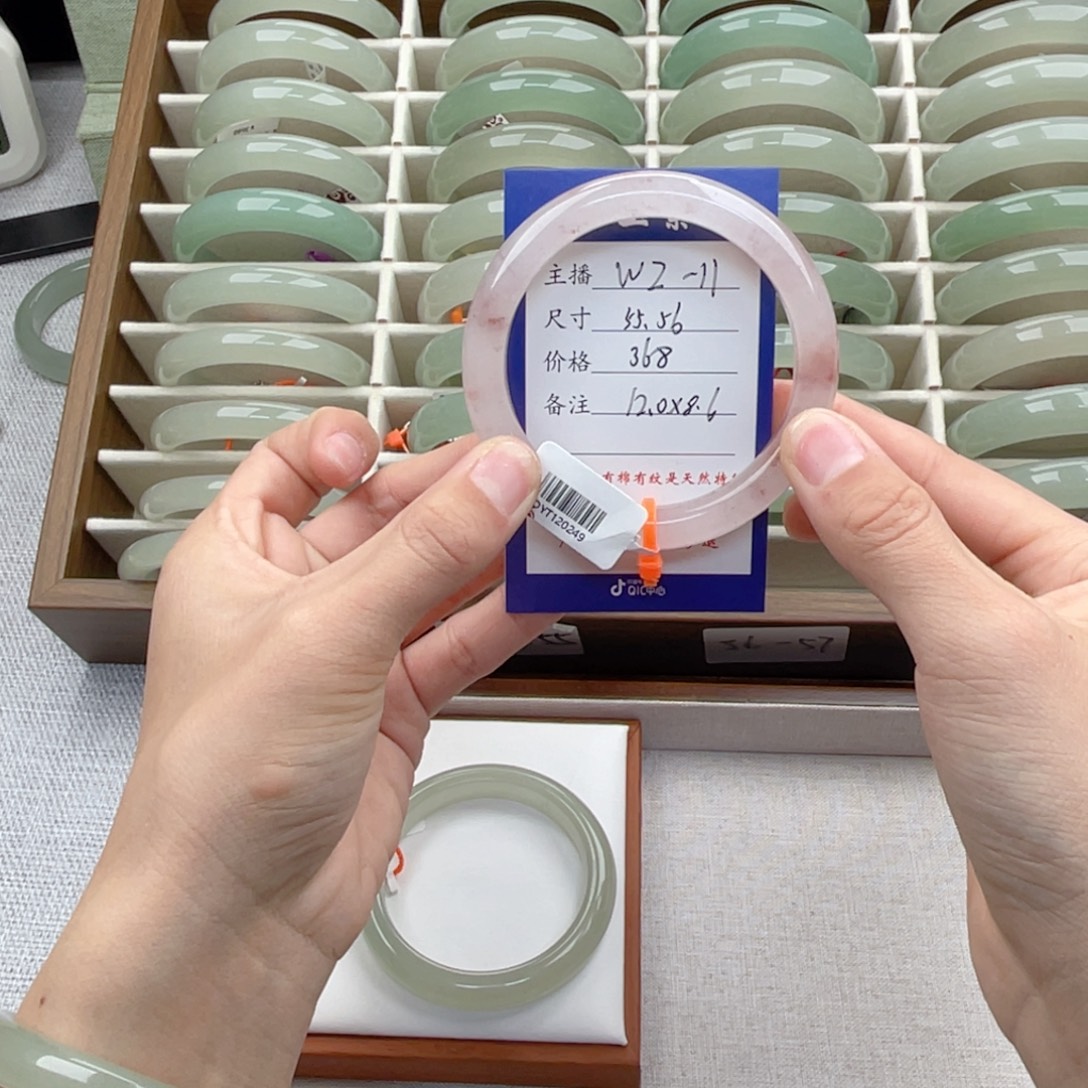 一***糖石英质玉未镶嵌手镯