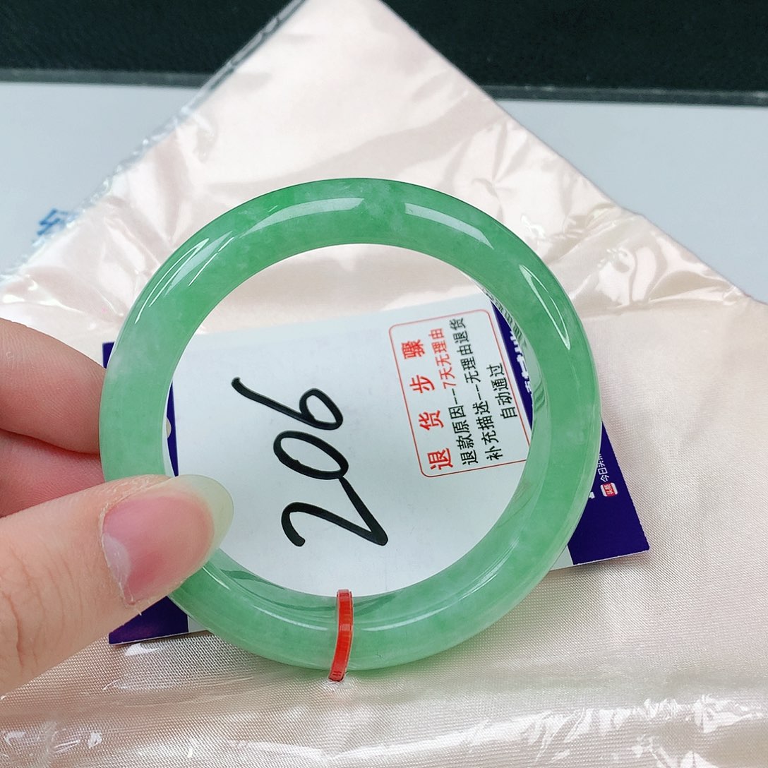 翡翠手镯未镶嵌翡翠